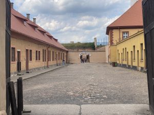 Hier ist der Eingang zur Kleinen Festung zu sehen. Obwohl das Ghetto Theresienstadt nicht als Konzentrationslager geplant war, fand der Lagerleiter Gefallen am KZ-Spruch