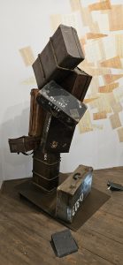 Im Ghettomuseum auf dem Gelände des Ghettos sind Koffer zu einem Mahnmal zusammengebaut. Mit wenig Gepäck wurden Jüdinnen und Juden von den Nazis deportiert. Sie ließen den Großteil ihres Besitz zurück, um eine ungewisse Zukunft im Durchgangslager Terezín anzutreten. Die Wand ist mit Deportationslisten tapeziert - ein Bruchteil der ermordeten Menschen.