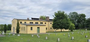 Hier ist das Krematorium auf dem Gelände des jüdischen Friedhofs innerhalb der Großen Festung zu sehen.