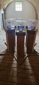 Ein Mahnmal im Kolumbarium der Großen Festung vereint Erde aus 6 Vernichtungs-/Konzentrationslagern. Im Holocaust starben europaweit etwa 6 Millionen Jüdinnen und Juden. Die meisten wurden in Vernichtungslagern ermordet, aber es fanden auch Massenerschießungen statt.