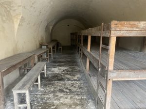 Hier sieht man eine Massenzelle im Gestapo-Gefängnis (Kleine Festung). Auch hier mussten die Menschen unter unwürdigsten Bedingungen leben.