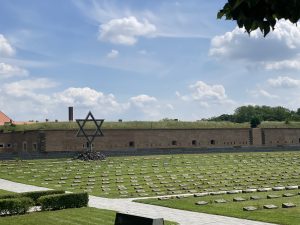 Der Nationalfriedhof wurde erst nach 1945 errichtet. Hier liegen die Überreste tausender Menschen.